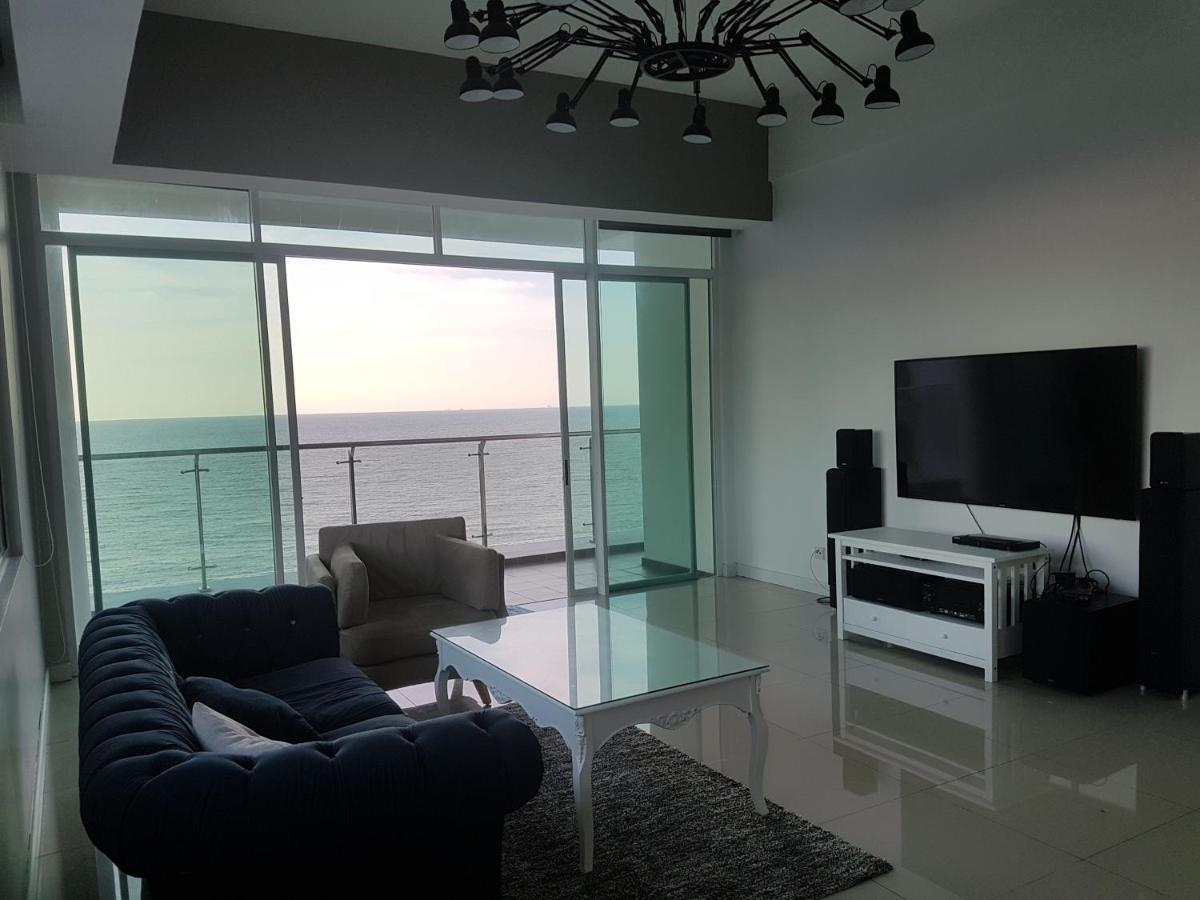 Bay Resort Condominium, 7, Beach-Front Sea View, 6-8 Pax Miri Exterior foto